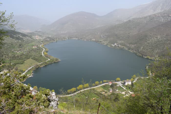 Il lago di Scanno, all'interno del Parco Nazionale d’Abruzzo, Lazio e Molise